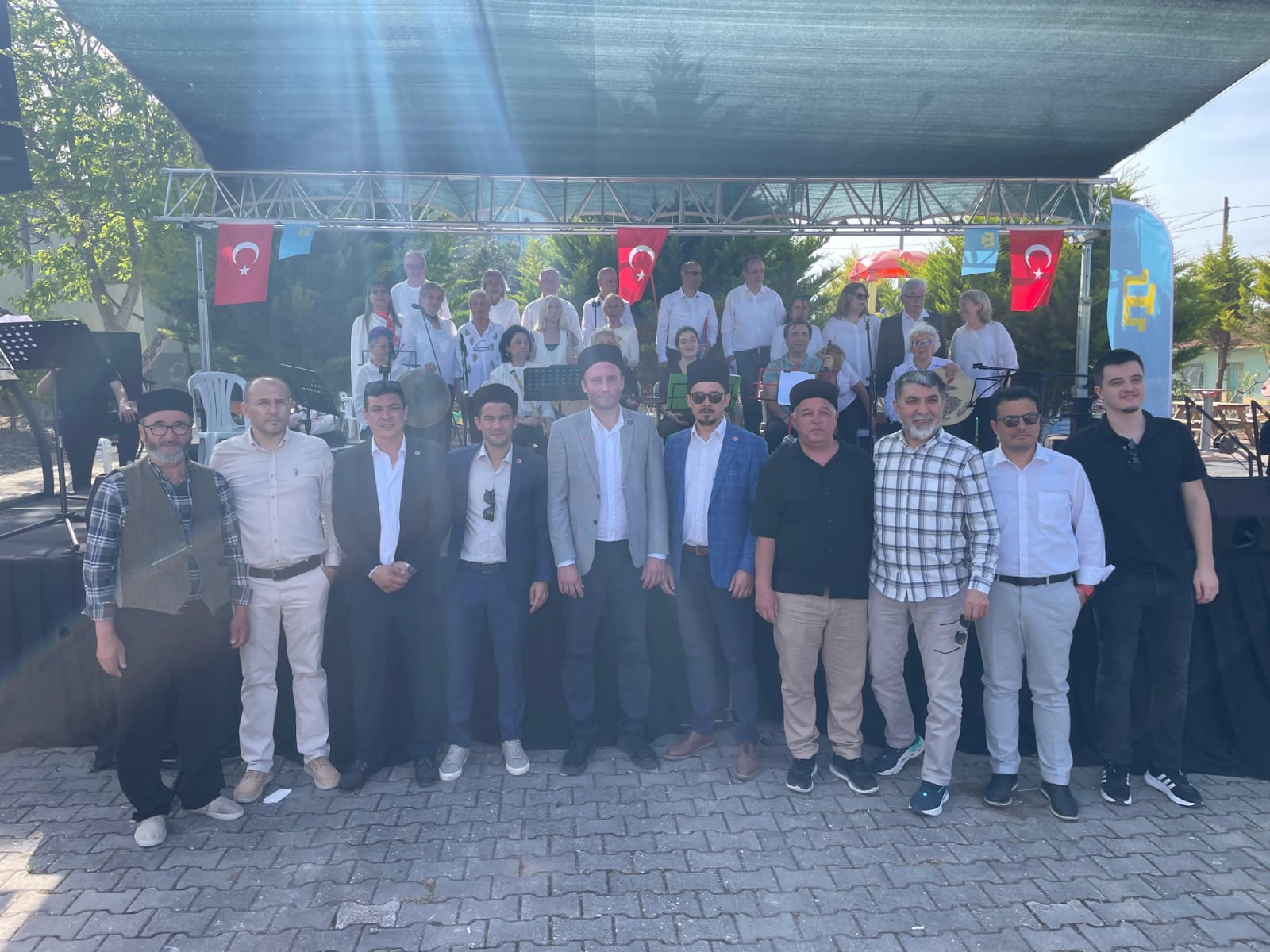 Sahne önünde koroyla