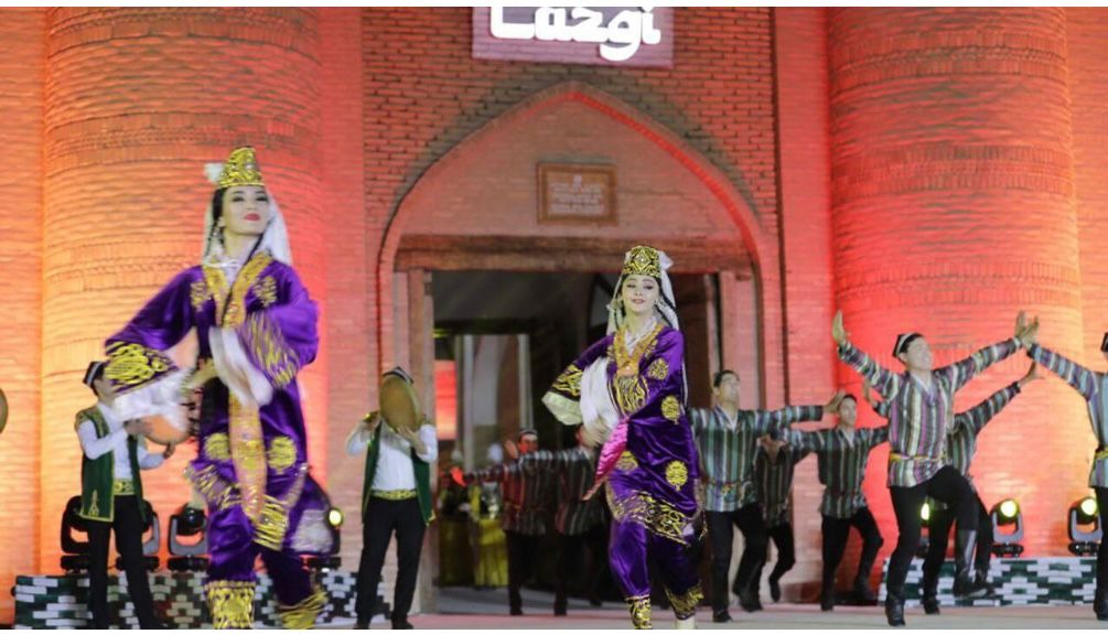 Mor elbiseli dansçılar