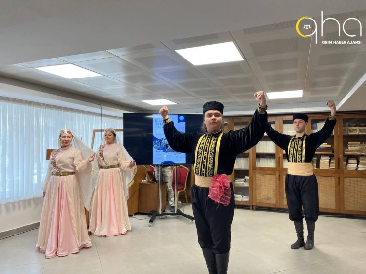 kirim derneginde genc yurekler dergisi tarafindan duzenlenen konserinde semih ipek dombra ile katilimcilari sevindirdi 39 1778342500 348 x750