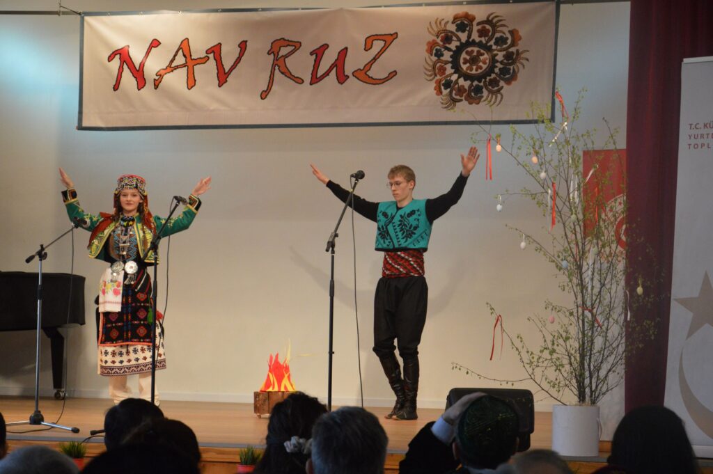 İLSU zeybek oynarken